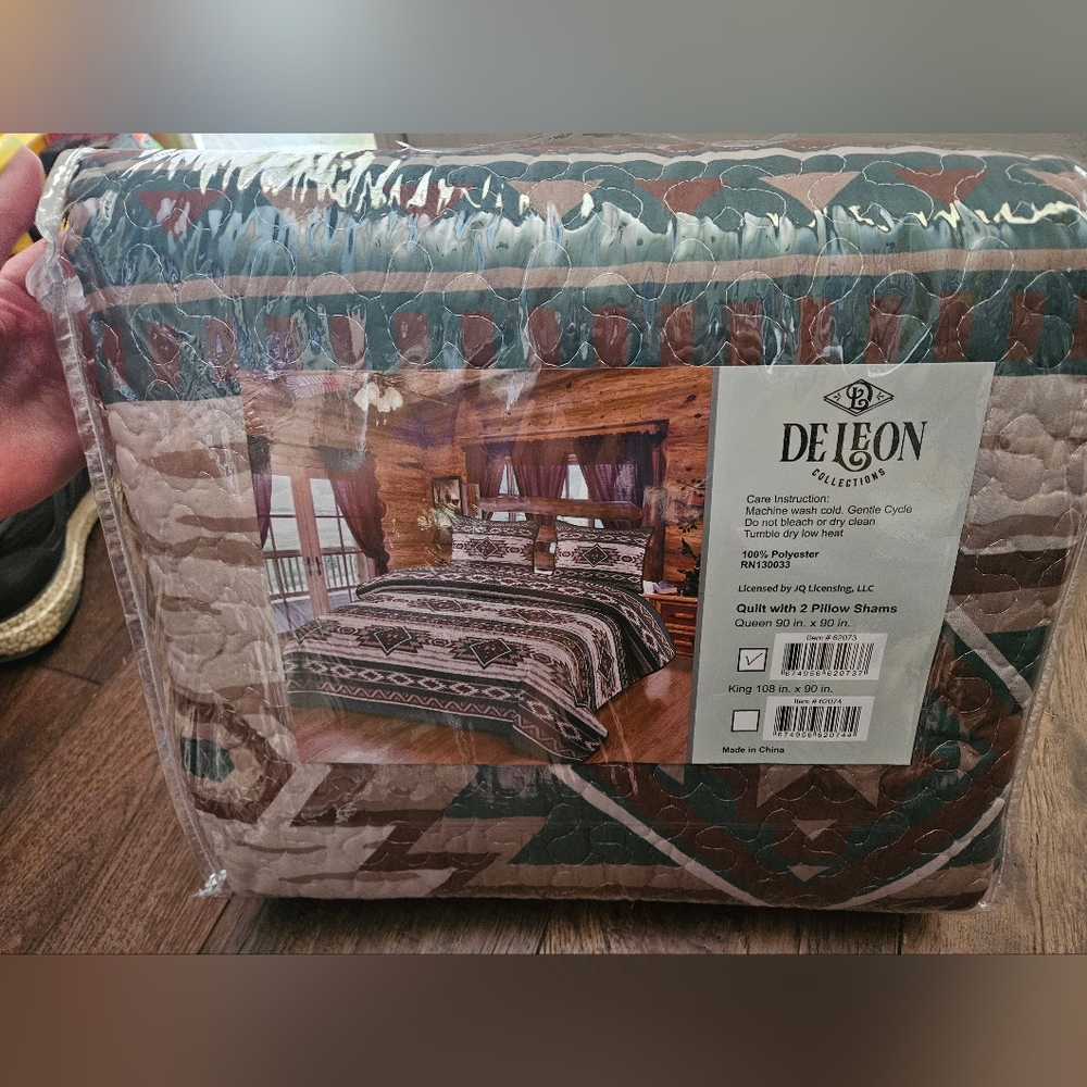 Deleon Collections Dessert Sage Patchwork Quilt Bedding Set/Size: Queen Quilt. 